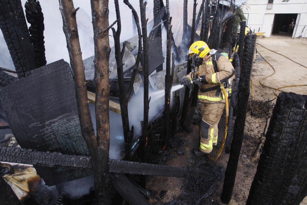 Incendi en una hípica de Salt