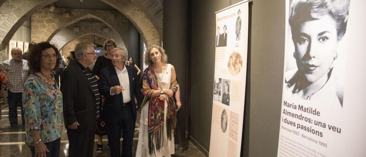 Elvira Altés, Enric Frigola, Joan Pera i Carme Sansa a la mostra sobre Maria Matilde Almendros | ALEX GUERRERO