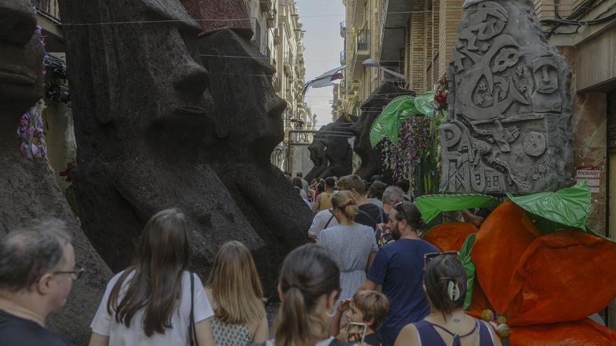 Vecinos reclaman por la otra cara de las fiestas de Gracia de Barcelona: ruido, masificación, alcohol y suciedad