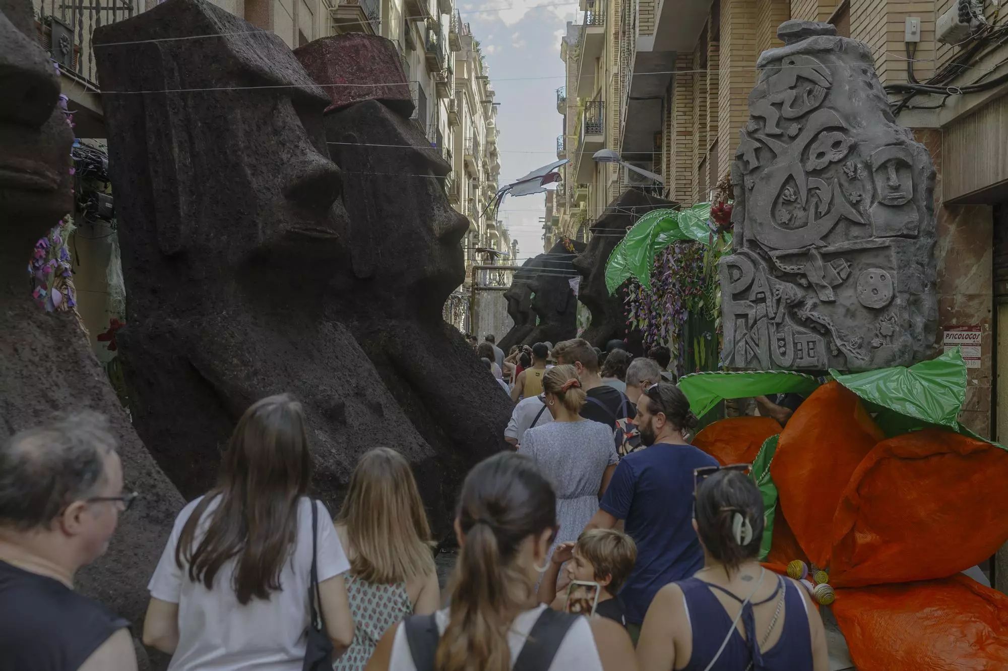 Vecinos reclaman por la otra cara de las fiestas de Gracia de Barcelona: ruido, masificación, alcohol y suciedad