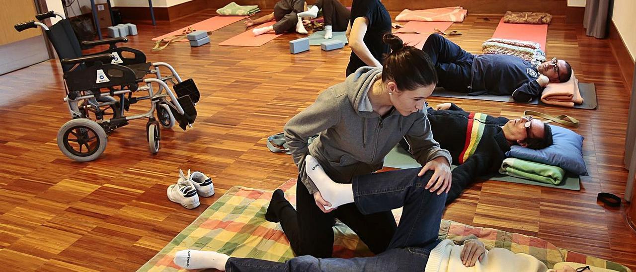 Foto de archivo de pacientes con daño cerebral entrenando.