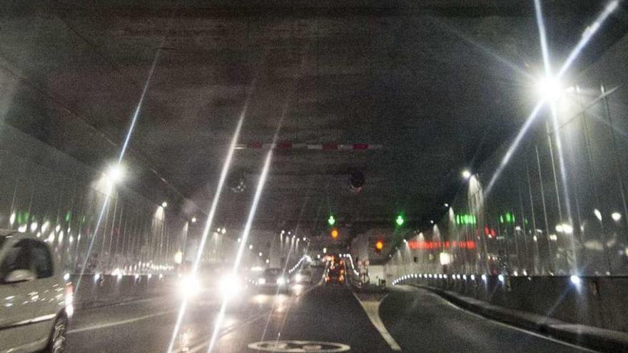 Interior del túnel de la Marina, metros antes del vial de María Pita, con una barra física en el techo.