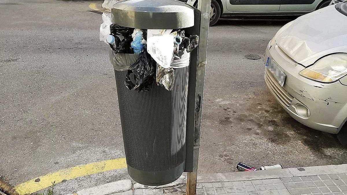 Faltan contenedores en la zona de la Cruz Roja.