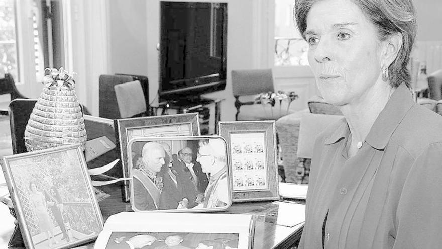 Ángela Sanz-Briz con varias fotografías de su padre en su casa de Madrid.