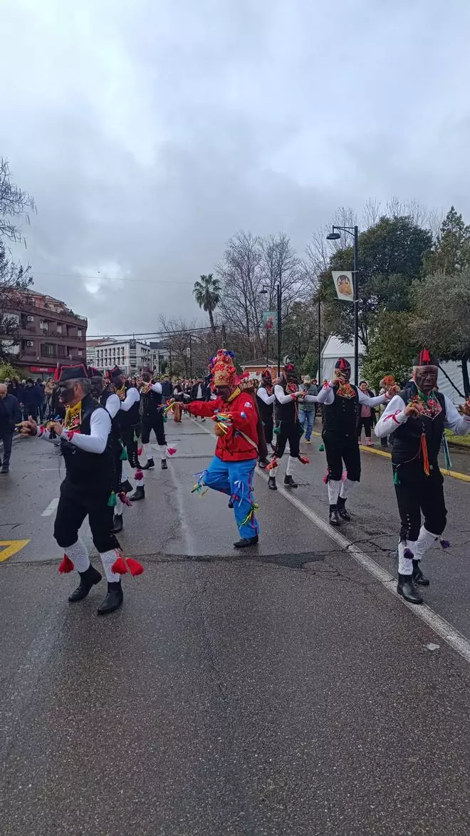Montehermoso desafía al mal tiempo y celebra Los Negritos de San Blas, su día grande