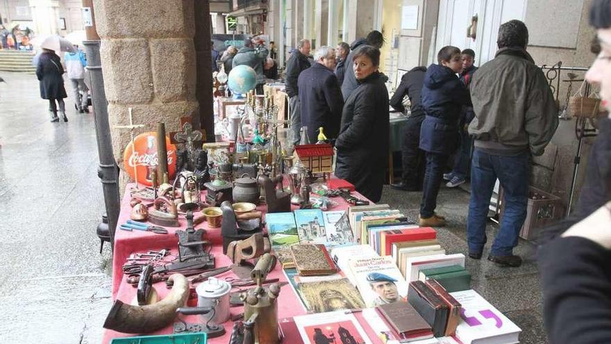 Mercadillo de antigüedades en los soportales de la Plaza Mayor. // Iñaki Osorio