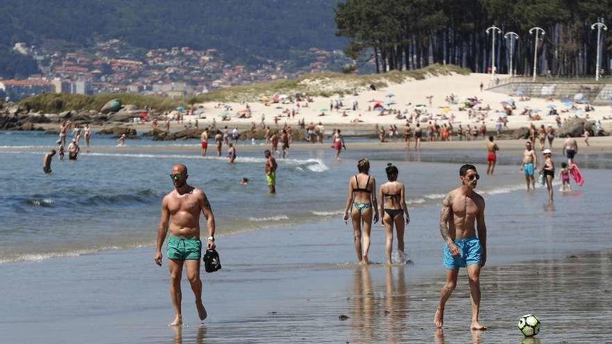 Bañistas, el pasado mes de mayo en Samil durante una jornada de temperturas veraniegas. // J. L.