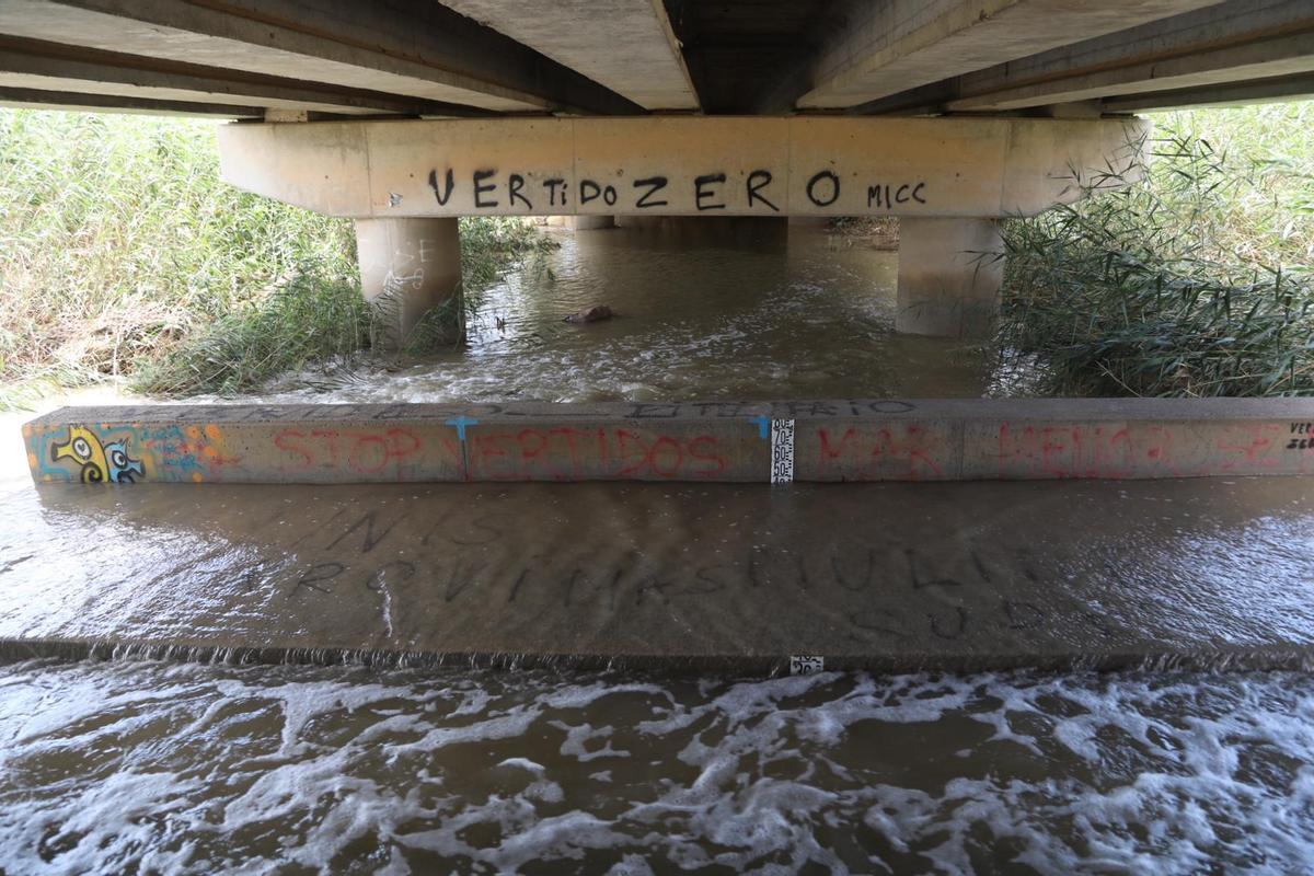 Imagen de la desembocadura de la rambla del Albujón ayer, principal vía de aportes de agua dulce al Menor.