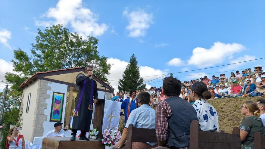Arranca el desfile de carrozas de Valdesoto con una explosión de humor, talento para la sátira y arte para la representación teatral