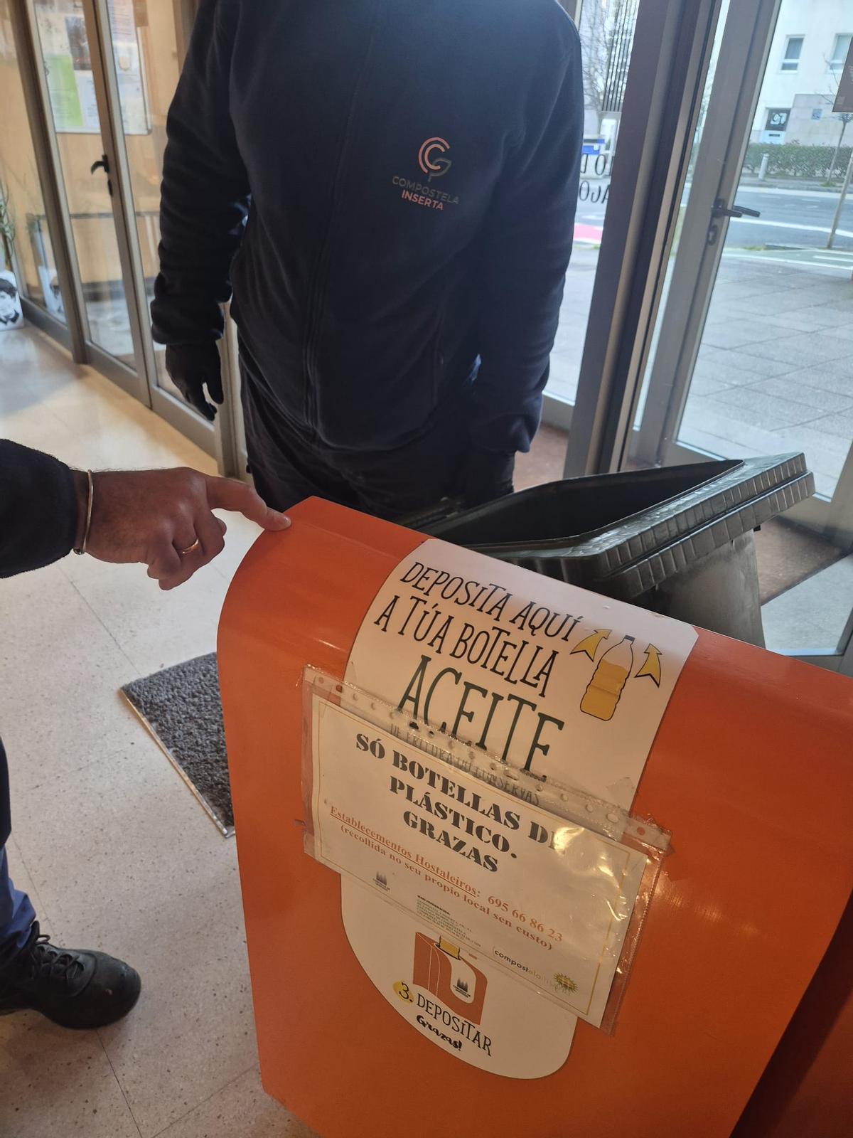 Operarios realizan a recollida de aceite usado en Santiago