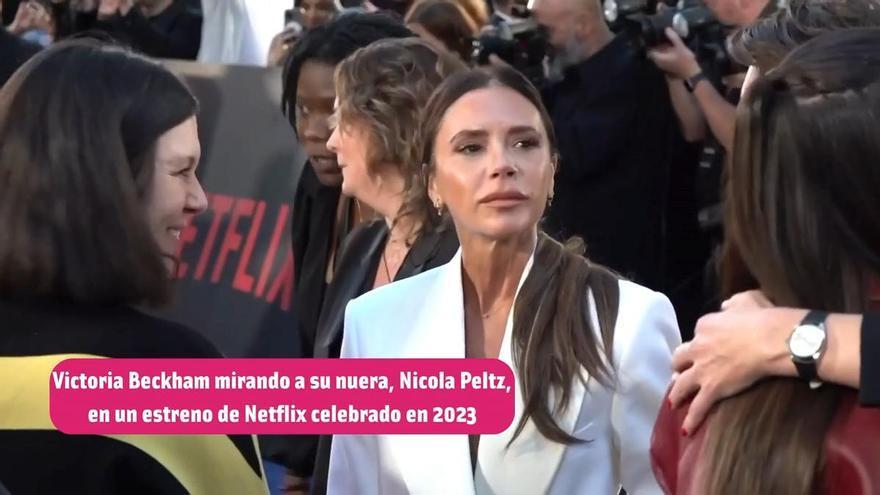 Victoria Beckham mirando (con desprecio) a su nuera, Nicola Peltz, en un estreno de Netflix celebrado en 2023