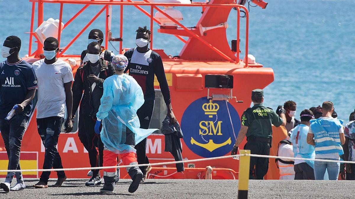 Rescate de medio centenar de migrantes en Fuerteventura. | | CARLOS DE SAÁ/EFE