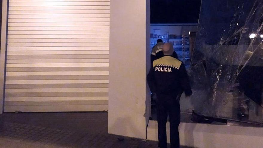 Quatre encaputxats roben en una farmàcia de Blanes encastant-hi una furgoneta