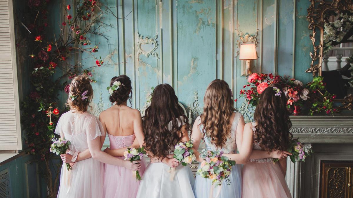 Vestidos de invitada para bodas de noche: brillo y glamour para destacar en la fiesta