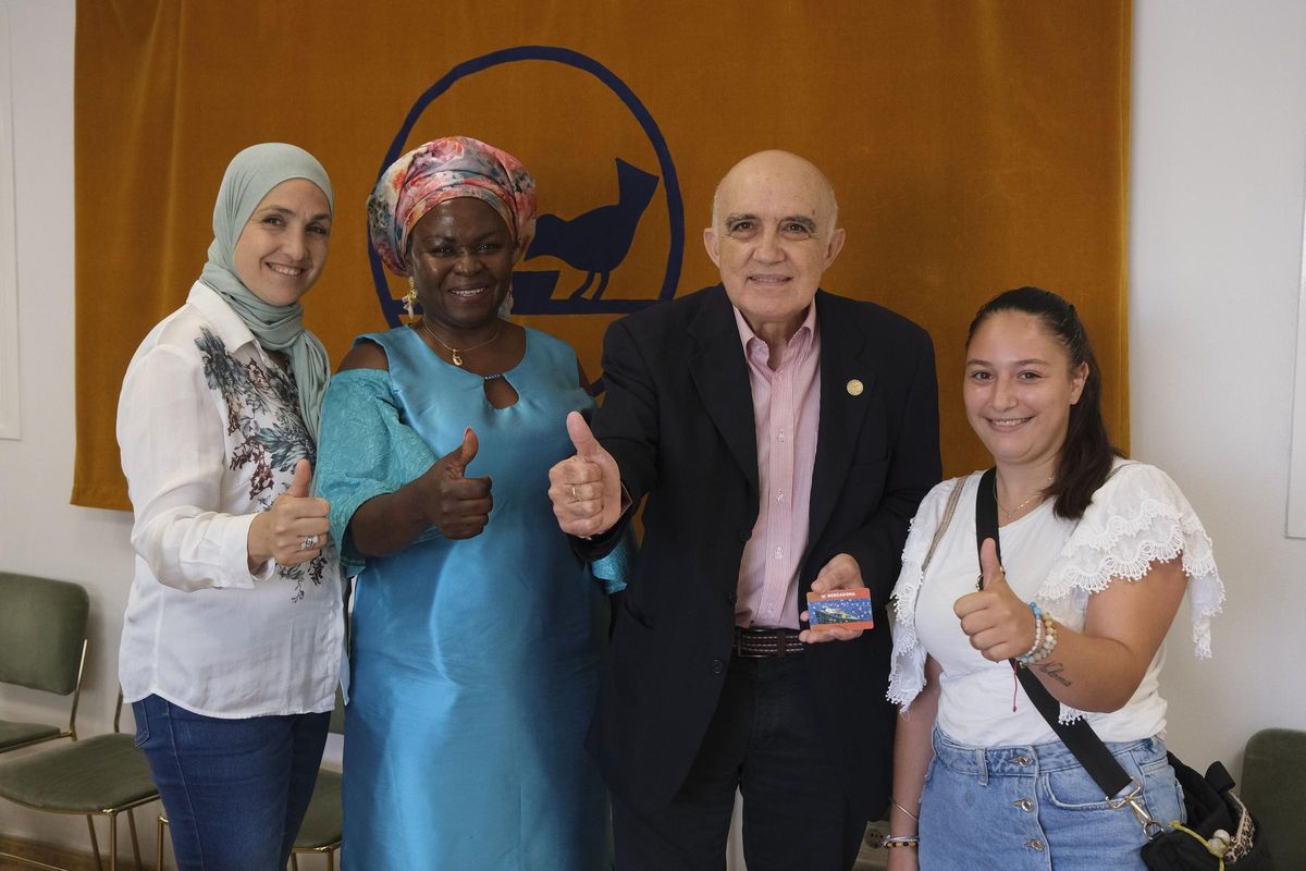 Diego Vázquez, junto a las usuarias de Fuengirola y Algarrobo que recogieron sus tarjetas