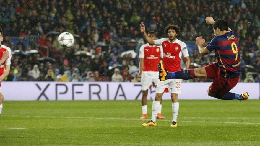 Suárez anota el segundo gol ante el Arsenal, en un remate acrobático. // Carl Recine