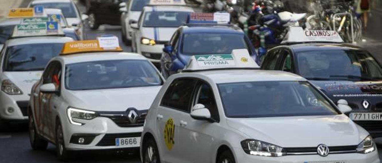 Protesta de las autoescuelas el pasado mes de julio en València.