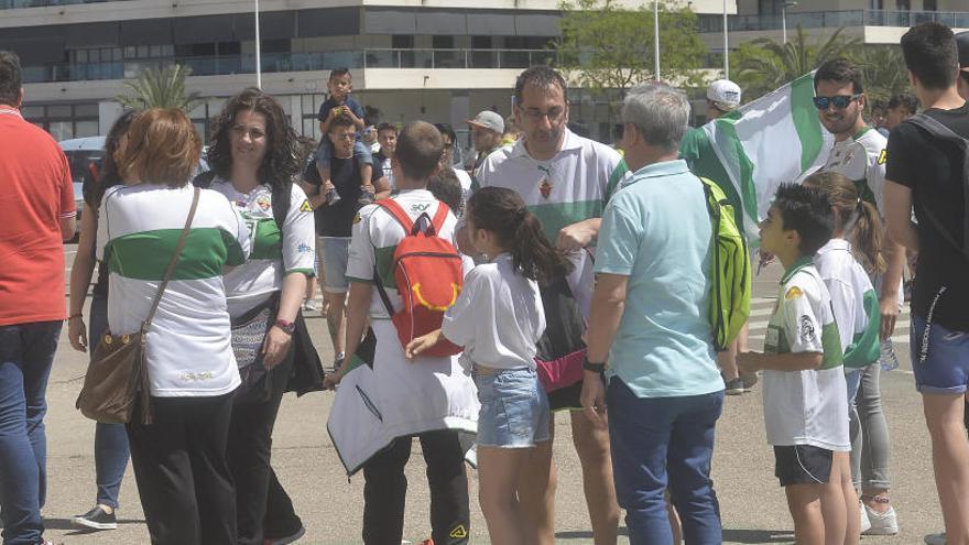 Aficionados del Elche antes del último partido en casa frente al Mirandés