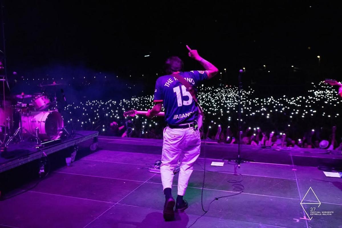 Xanma, de The Rapants, con una camiseta del Dépor y la playa de Riazor de fondo.