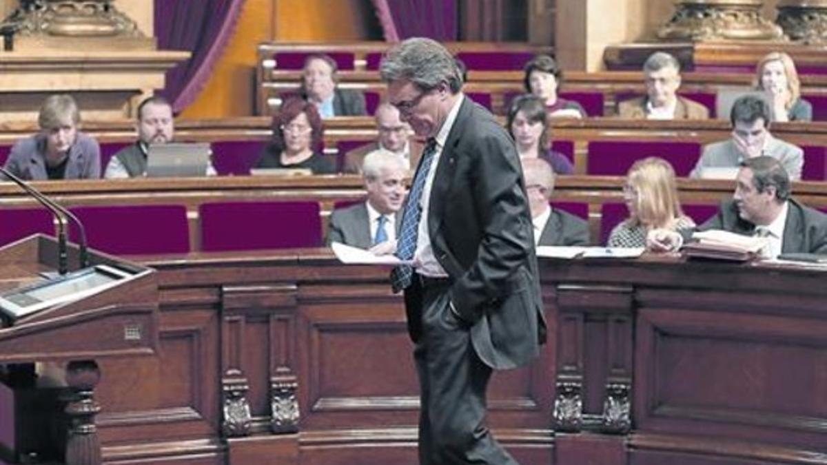 Mas se dirige a la tribuna de oradores del hemiciclo del Parlament, ayer.