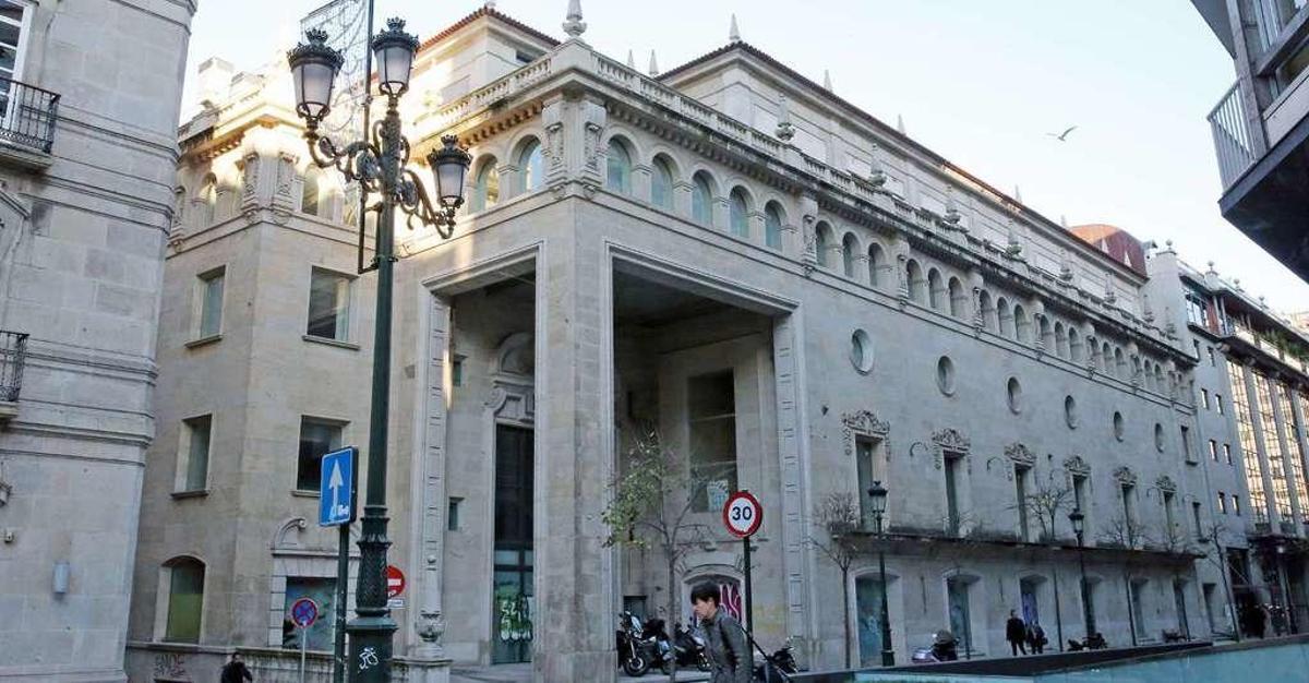 Fachada del Teatro Fraga, cuya rehabilitación está en suspenso desde 2011. // Marta G. Brea