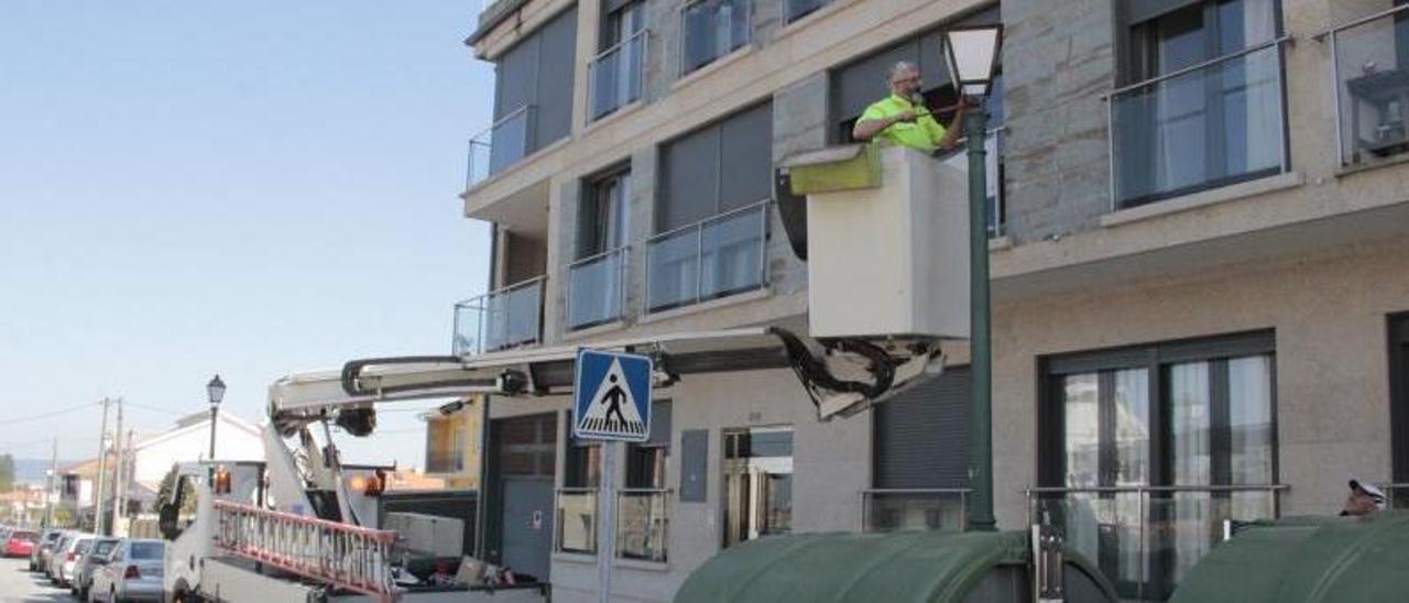 Colocación de nuevas luminarias en la recta de Beluso, en Bueu. |   // SANTOS ÁLVAREZ