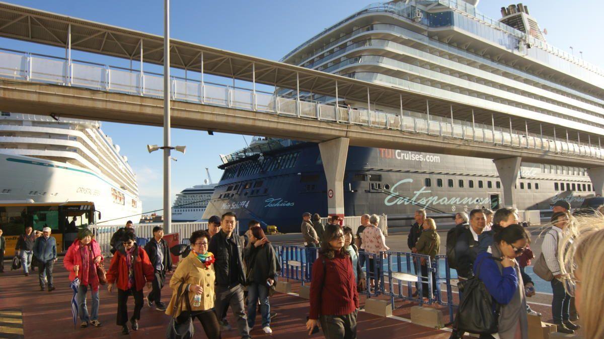 Cruceristas llegando al puerto de València