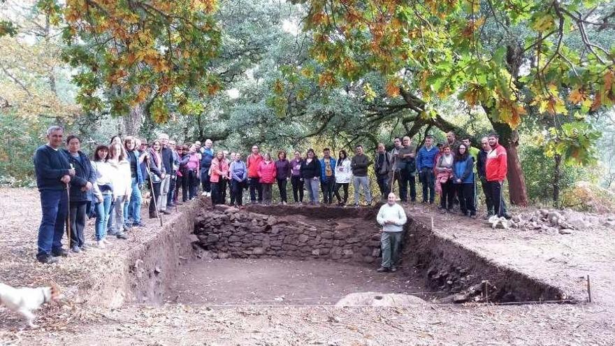 La expedición del &quot;roteiro&quot;, viendo la muralla del castro de Cameixa. // FdV