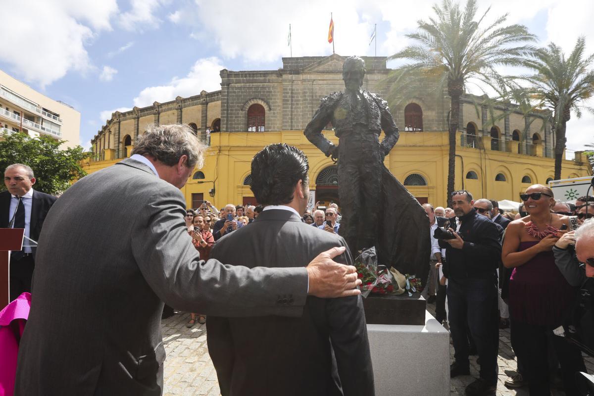 Imágenes de la inauguración del monumento a Rafael de Paula en la Plaza de Toros.