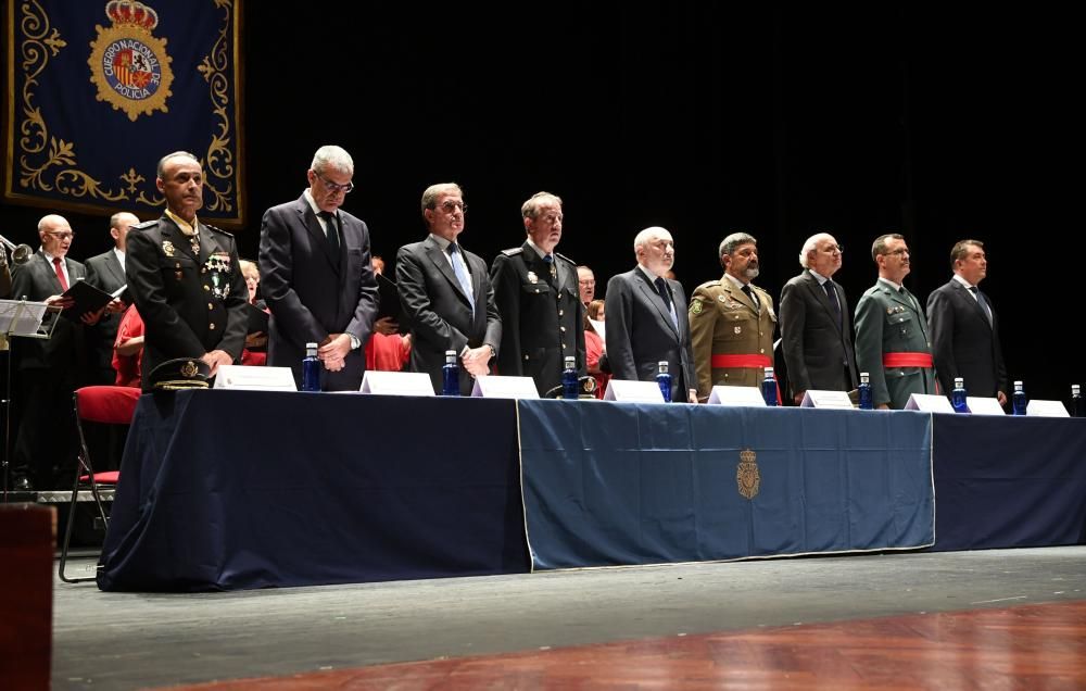 El acto institucional, en el Teatro Rosalía de Castro, ha sido presidido por el Delegado del Gobierno en Galicia.