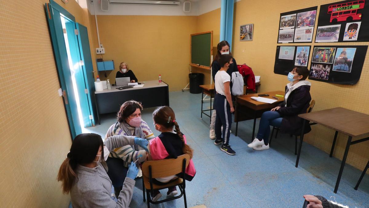 Un grupo de menores de 12 años vacunándose esta mañana