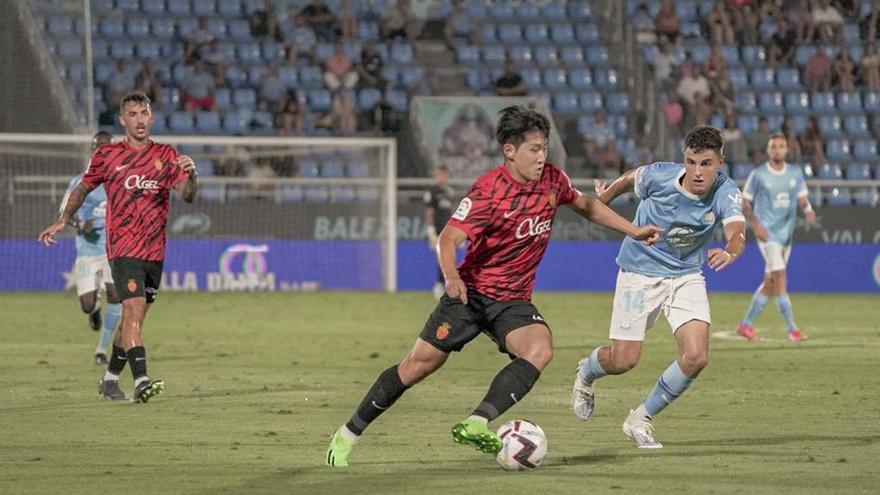 Morante presiona a Lee Kang durante el partido