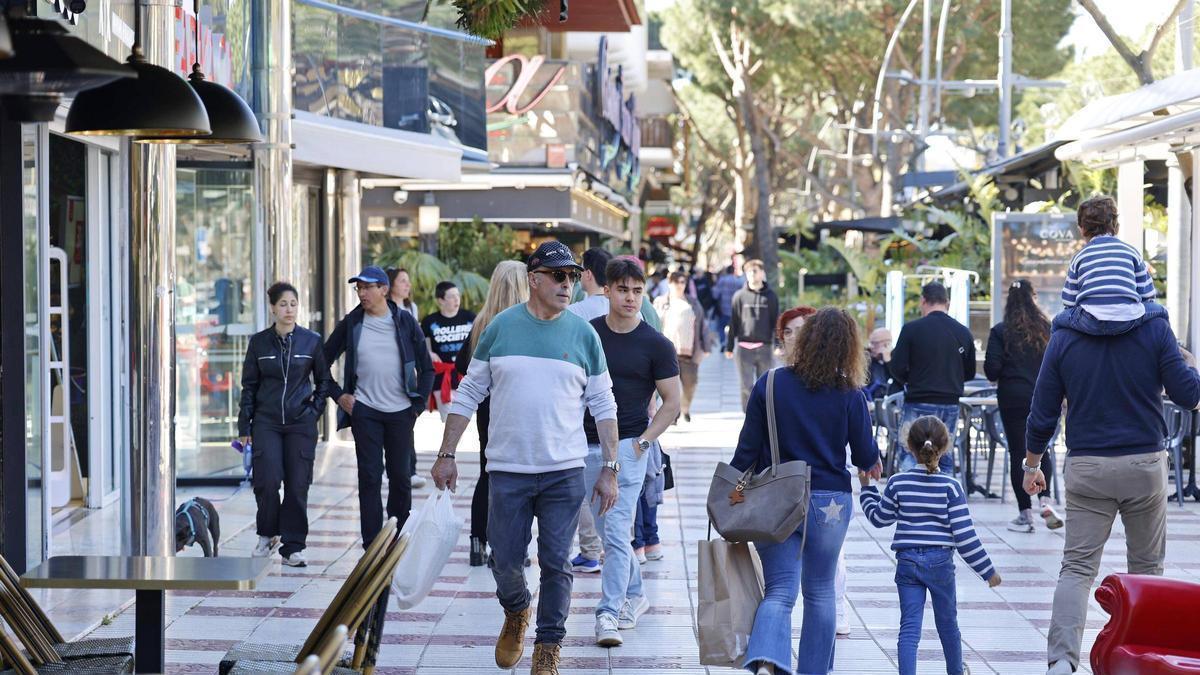Ambient a la platja en un diumenge de calor a Calella de Palafrugell durant la Semana Santa.