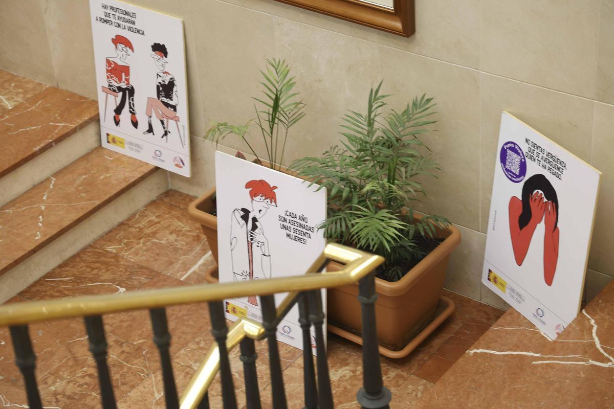 "Una puerta violeta" en la Subdelegación del Gobierno en Alicante por el 25N