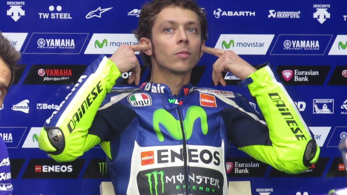 Rossi se aprieta los tapones en los oídos antes de ponerse el casco en Jerez