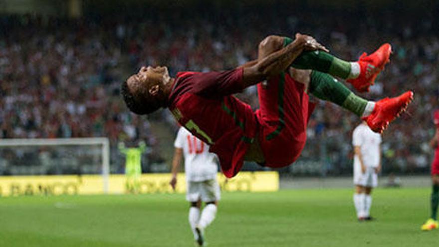 Nani celebra a su manera uno de sus goles.