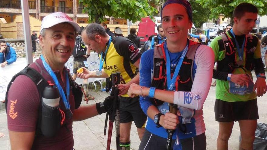 Fran Roces y Cristina Martínez, avituallándose en Benia de Onís tras finalizar la Trail Picos de Europa.