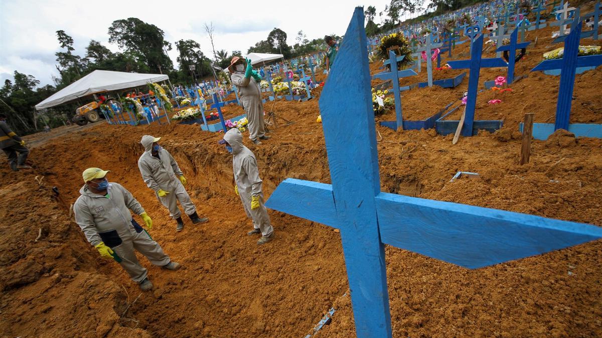 Un grupo de trabajadores cavan nichos en el cementerio de Nuestra Señora de Aparecida, en Manaos