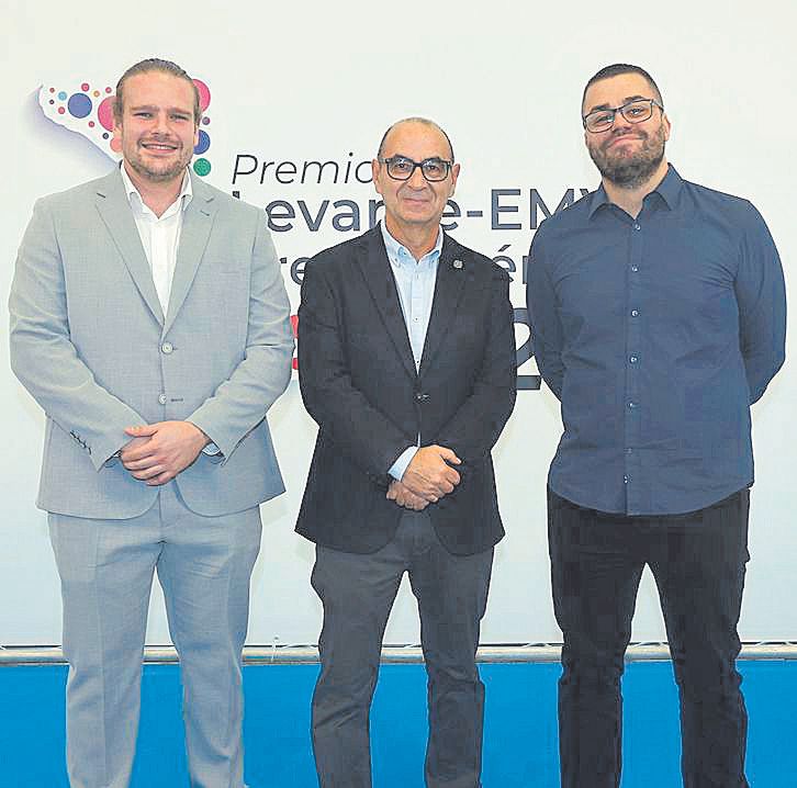 David Woodward y Mauro Lorenzo, director financiero y presidente de Unió Gremial, junto al redactor de Levante-EMV, Juanma Vázquez.