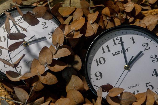 "Adelantando y retrasando agujas no hay ahorro energético real" "Adelantando y retrasando agujas no hay ahorro energético real"