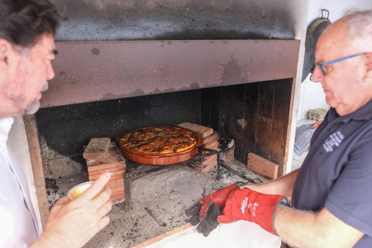 El alcalde de Alicante, Luis Barcala, conoció en 2024 el arroz con costra, "nunca lo había probado", dijo