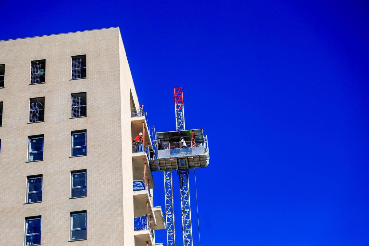 Edificios de obra nueva en el barrio de Quatre Carreres de València.