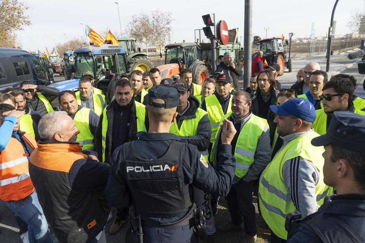 Varios agricultores, ayer, en la calle Hermanos Maristas de València