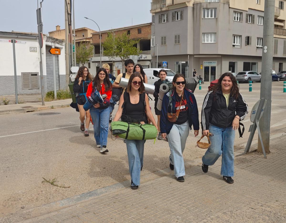 Más participantes llegando al Acampallengua.
