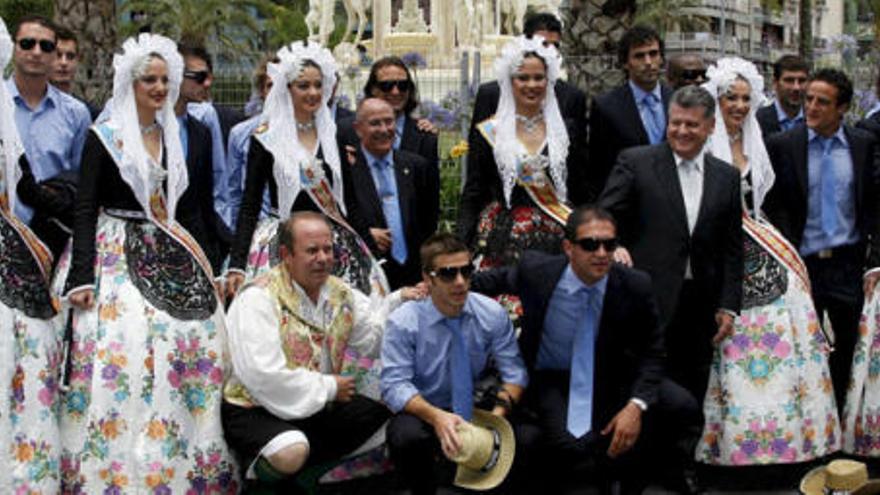 La plantilla del Hércules C.F. con su presidente, Valentín Botella (3d), al frente, posa con la corte de honor de las Belleas del Foc en el disparo de la 2  &quot;masclet &quot; de las fiestas de Hogueras de San Juan en la plaza de Luceros.