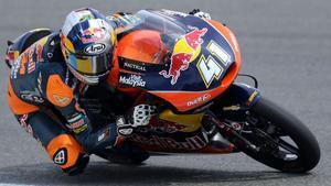 ELMOGP. Le Mans (France), 07/05/2016.- Southa African Moto 3 rider Brad Binder of Red Bull KTM Ajo in action during the Qualifying of the French motorcycling Grand Prix at Le Mans race track, Le Mans, France, 07 May 2016. (Motociclismo, Francia) EFE/EPA/EDDY LEMAISTRE