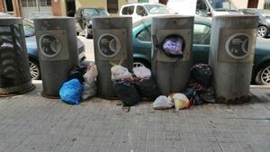 Buzones de recogida de basura colapsados en el Poblenou