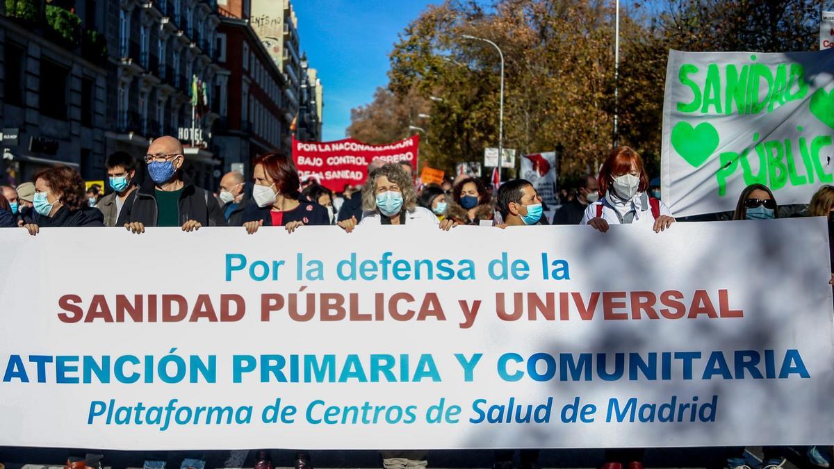 Varias personas sostienen una pancarta que reclama una sanidad &quot;pública y universal&quot;.