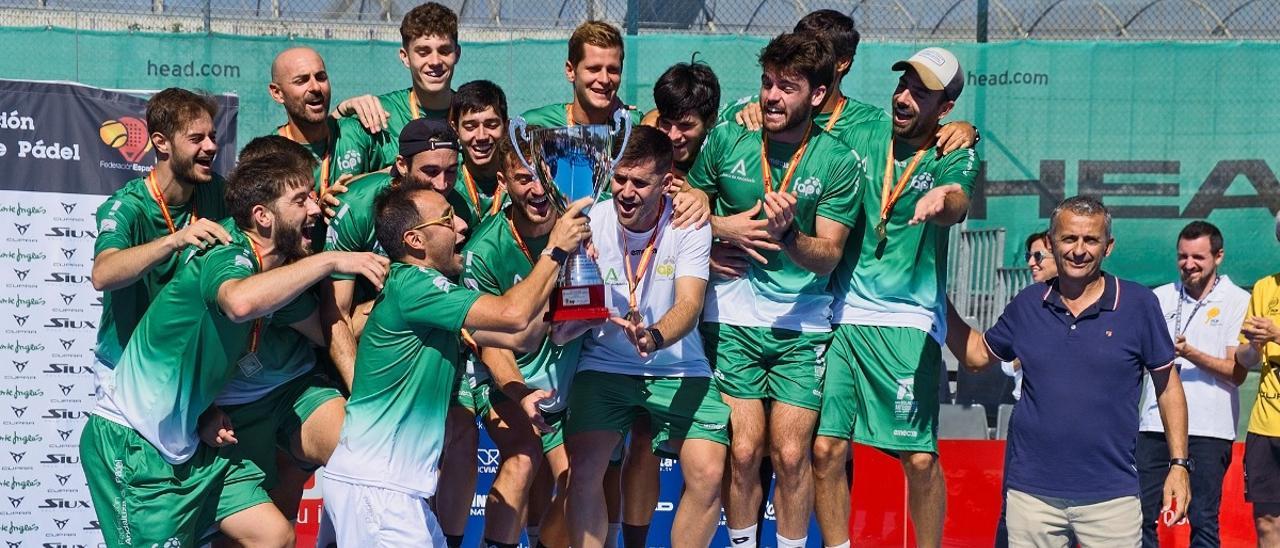 La selección andaluza celebra el título de campeona de España.