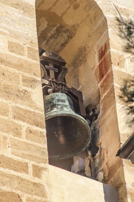 Imágenes de los campanarios de Santiago el Mayor, Catedral y Nuestra Señora de Monserrate en Orihuela y San Martín de Callosa. El Consell ha protegido como BIC sus campanas góticas.